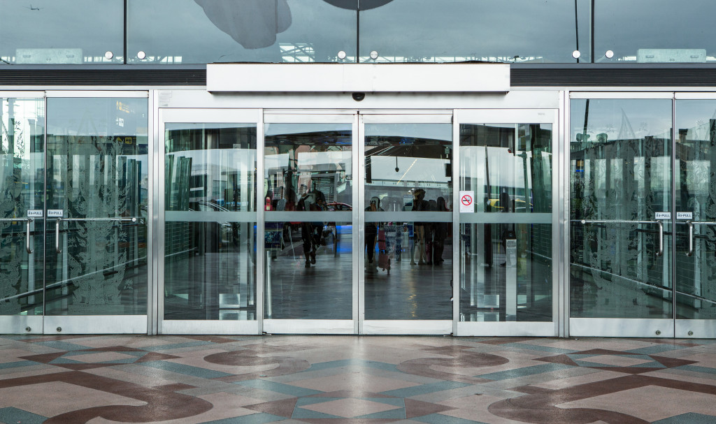 Building entrance with automatic doors